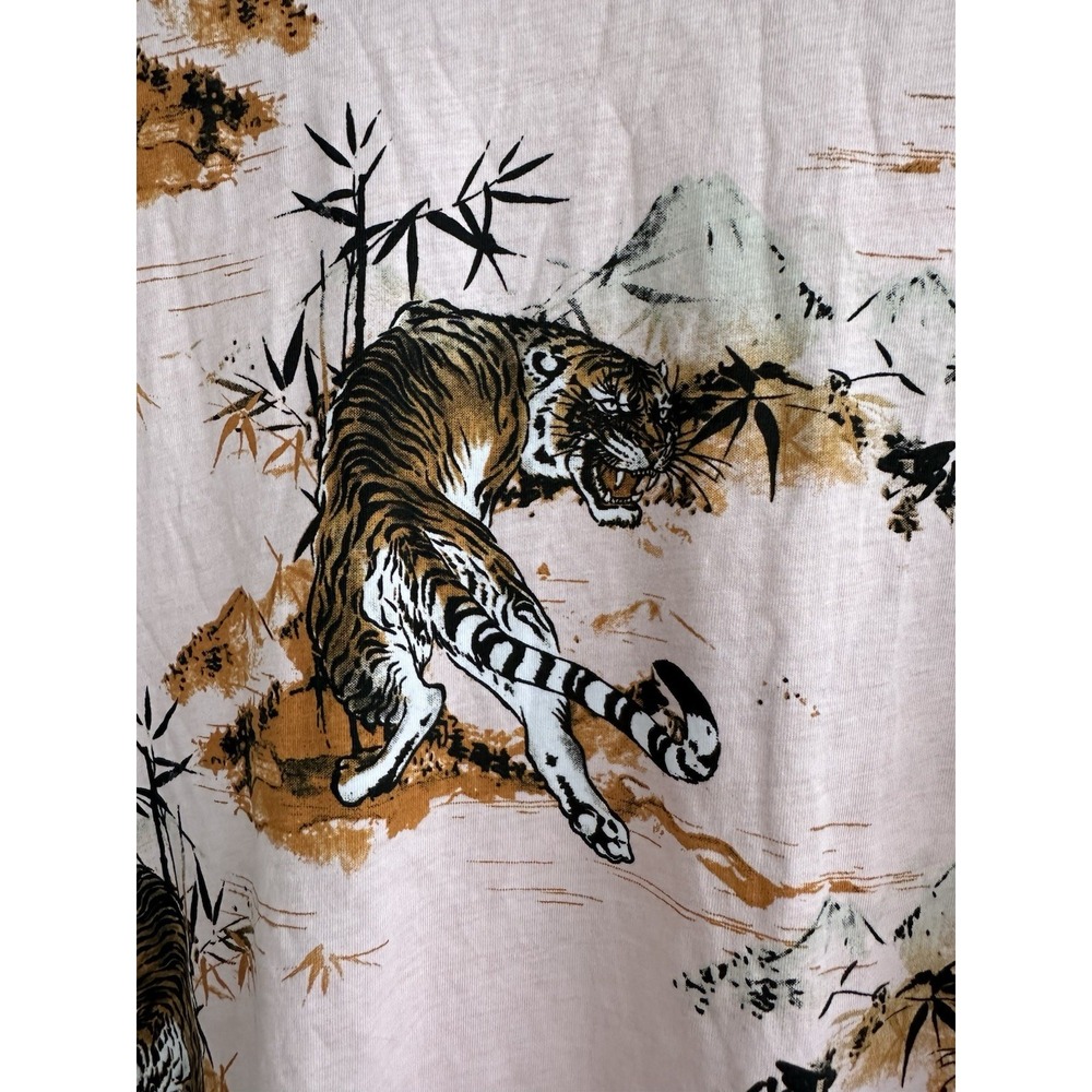 GUESS Tiger Vintage Tee Men's Size L Pink Graphic V-Neck Shirt Rare 2020 - Picture 2 of 6